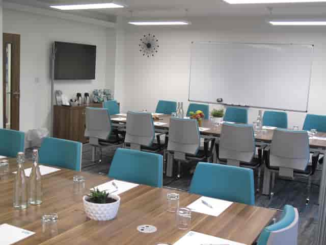 Boston Manor Suite meeting room with large table, ideal for corporate meetings and workshops.