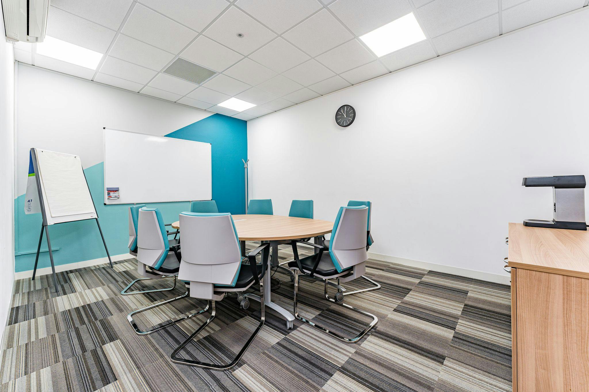 Modern meeting room in Arkwright Suite, UBC Birmingham, ideal for workshops and presentations.