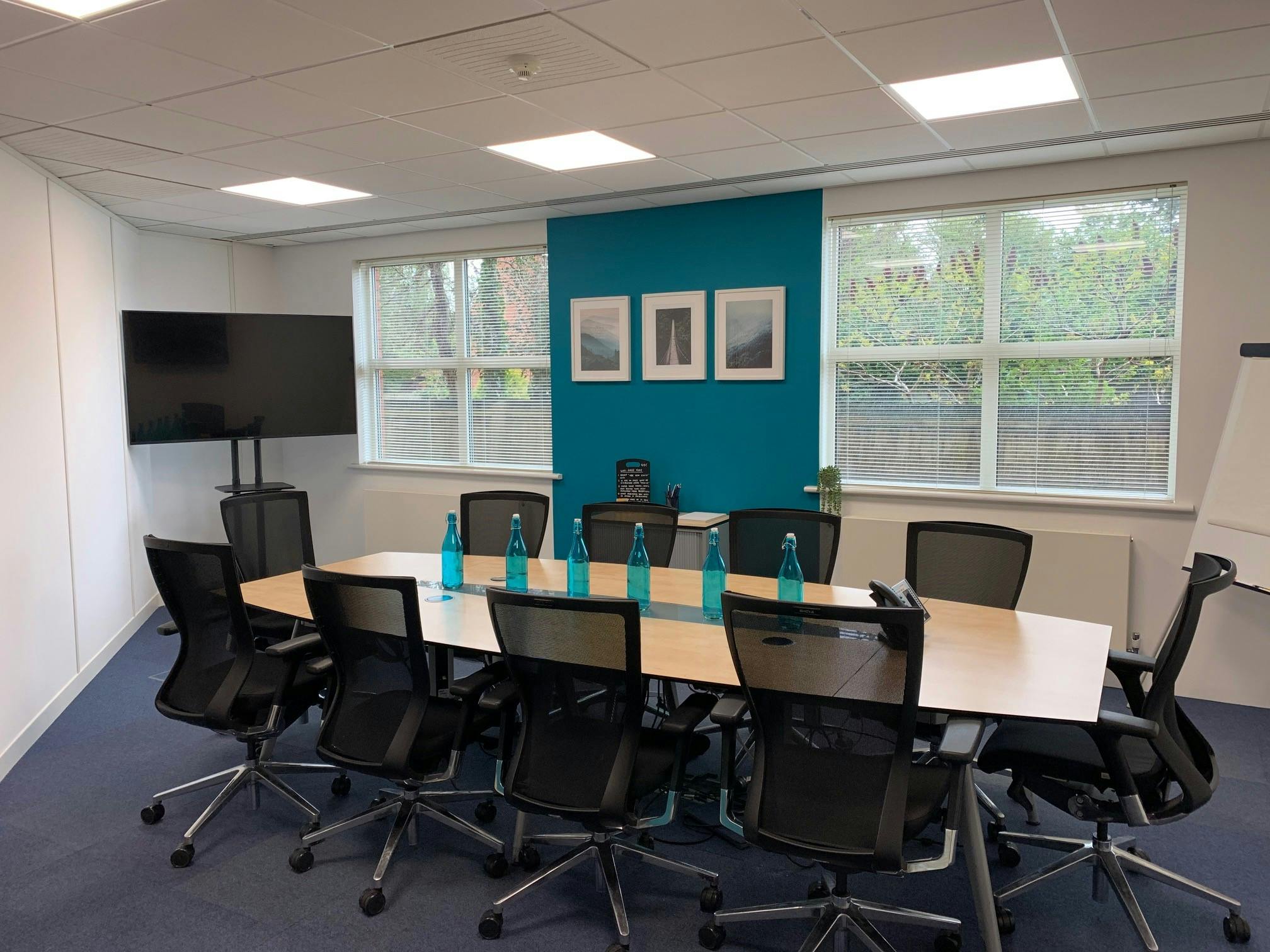 De Montford Suite meeting room with ergonomic chairs, ideal for presentations and brainstorming.