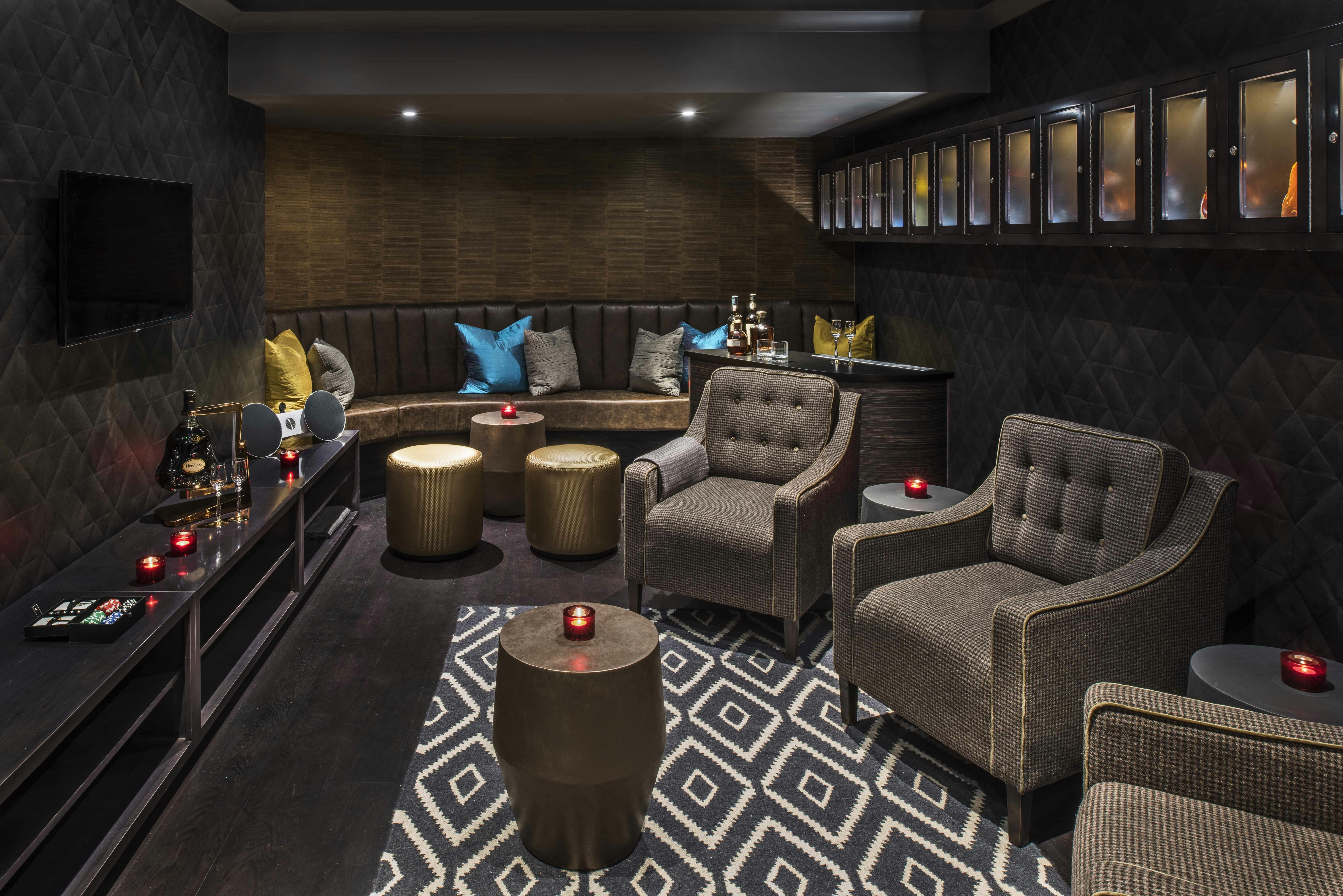 Stylish locker room lounge at M Threadneedle Street for networking events and meetings.