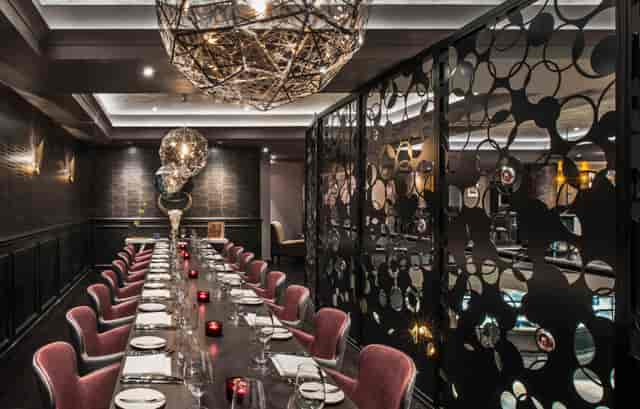 Elegant dining space at GRILL PDR, ideal for corporate meetings and exclusive events.