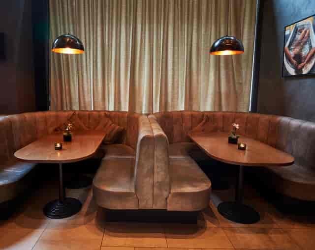 Cozy seating at THE DEN, M Threadneedle St, ideal for meetings and gatherings.