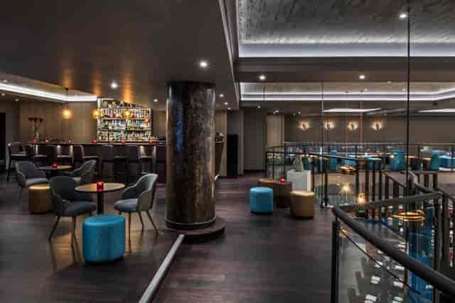 Modern event space with elegant bar, ideal for cocktail receptions and meetings.