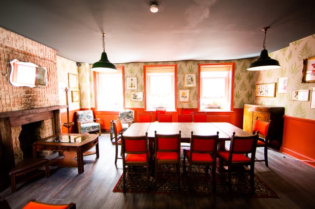 Charming meeting space with natural light, ideal for workshops and corporate events.