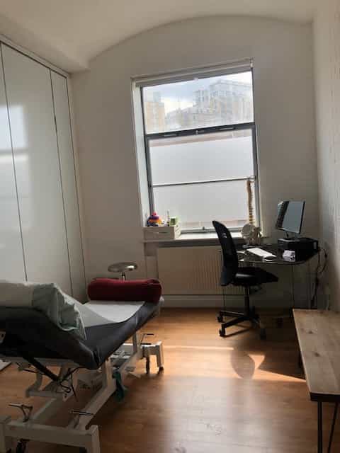 Minimalist workspace at Marcophysio Westferry for meetings and brainstorming.