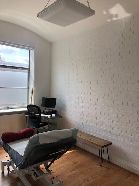 Minimalist meeting space with natural light at Marcophysio Westferry for events and collaboration.