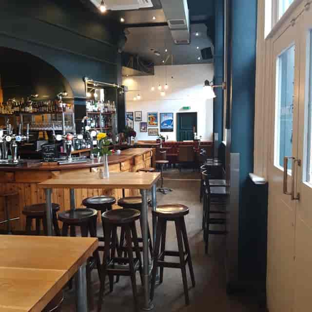 Auberge Waterloo pub venue for networking receptions and team mixers.
