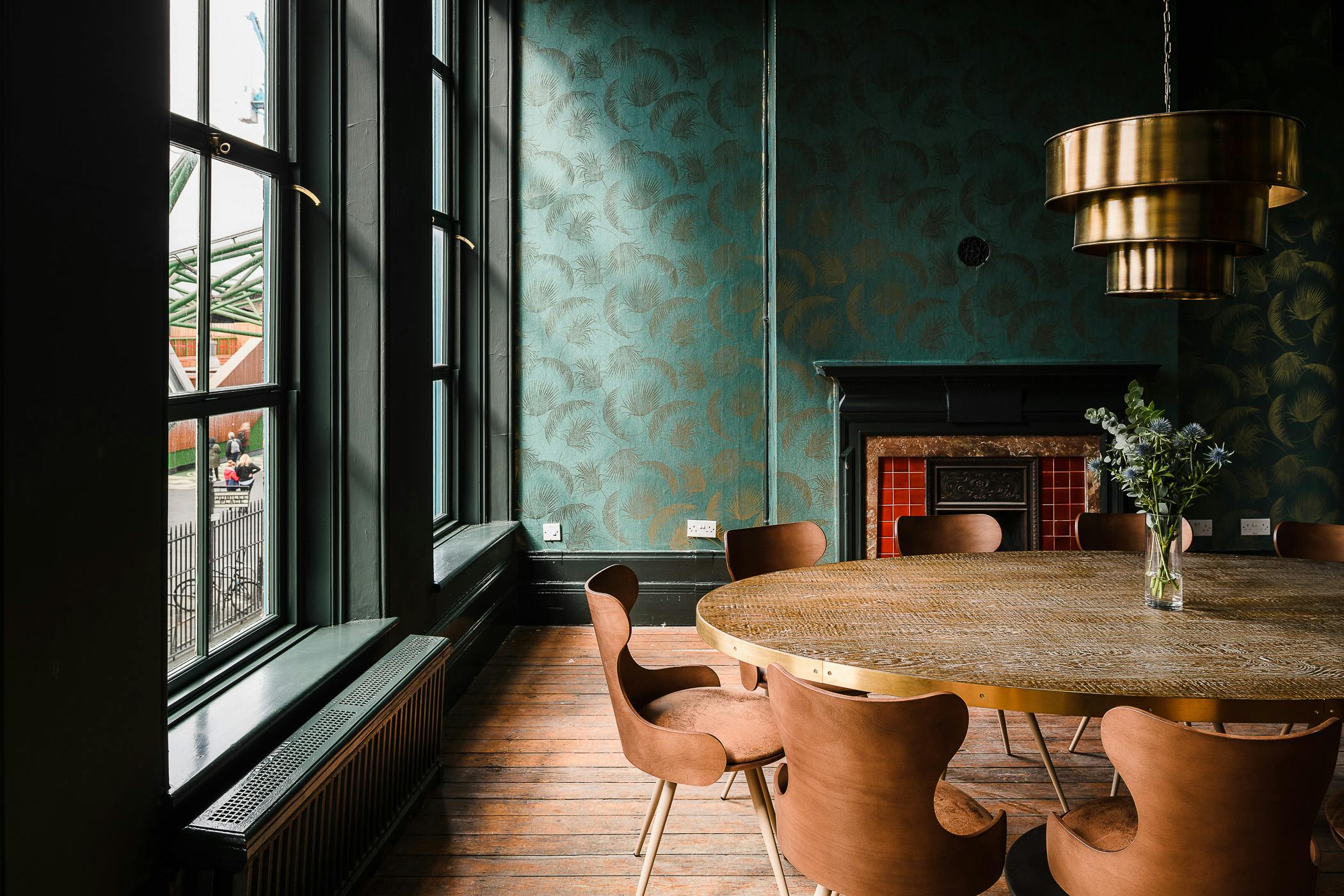 Stylish meeting room with round table, ideal for gatherings in Mimo London.