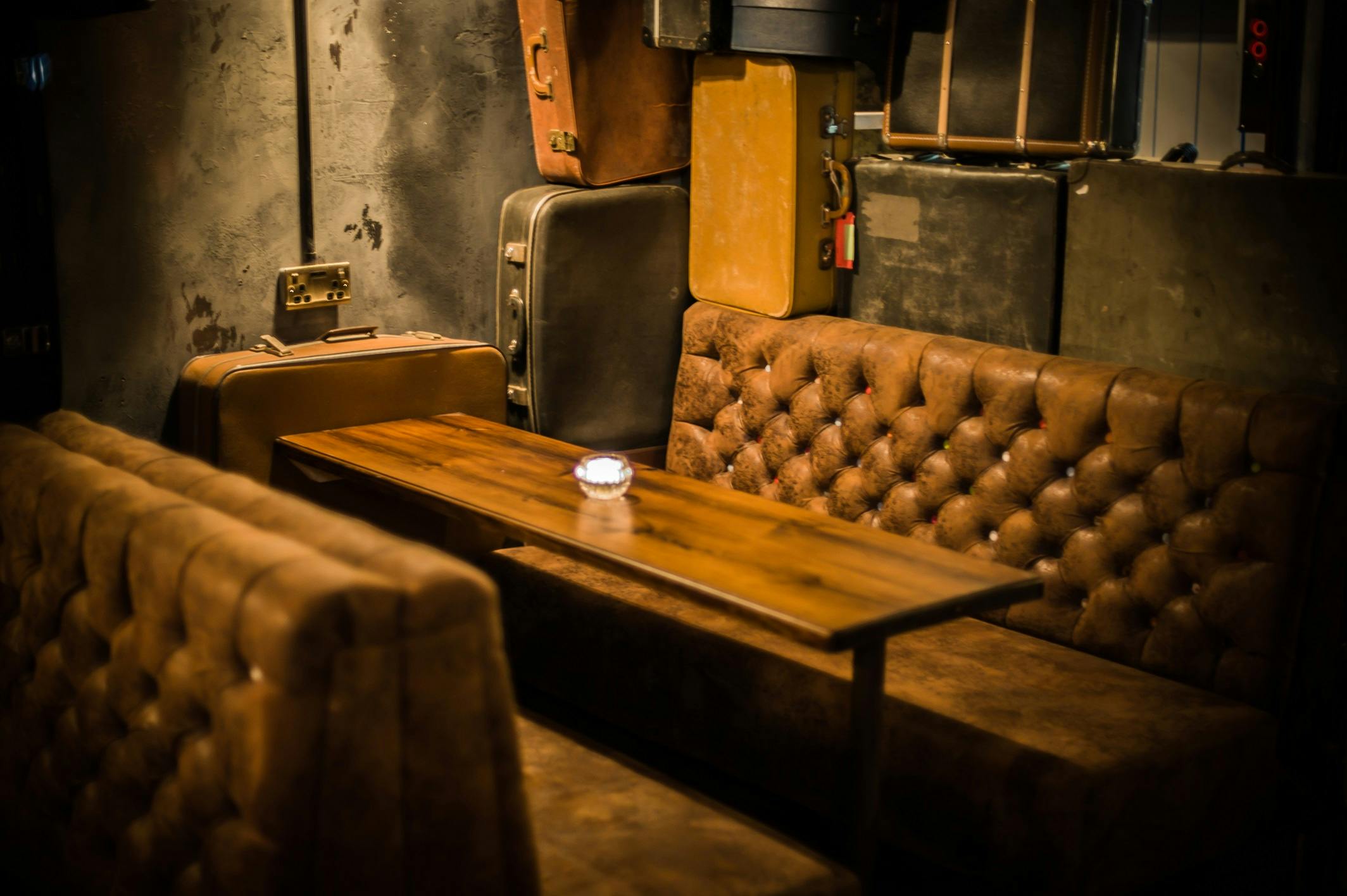 Cozy vintage seating area with tufted leather sofas at Mercure Nottingham for networking events.