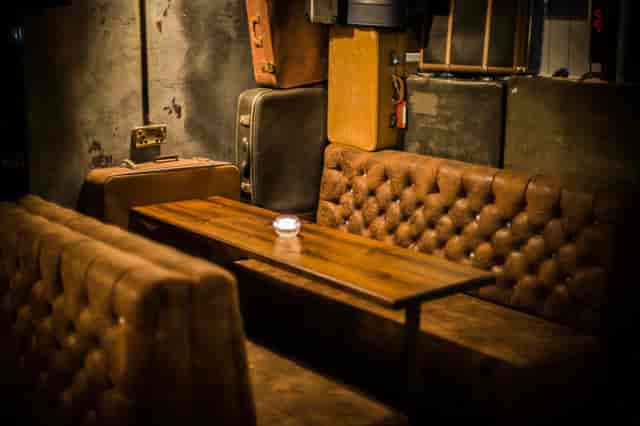 Cozy vintage seating area with tufted leather sofas at Mercure Nottingham for networking events.