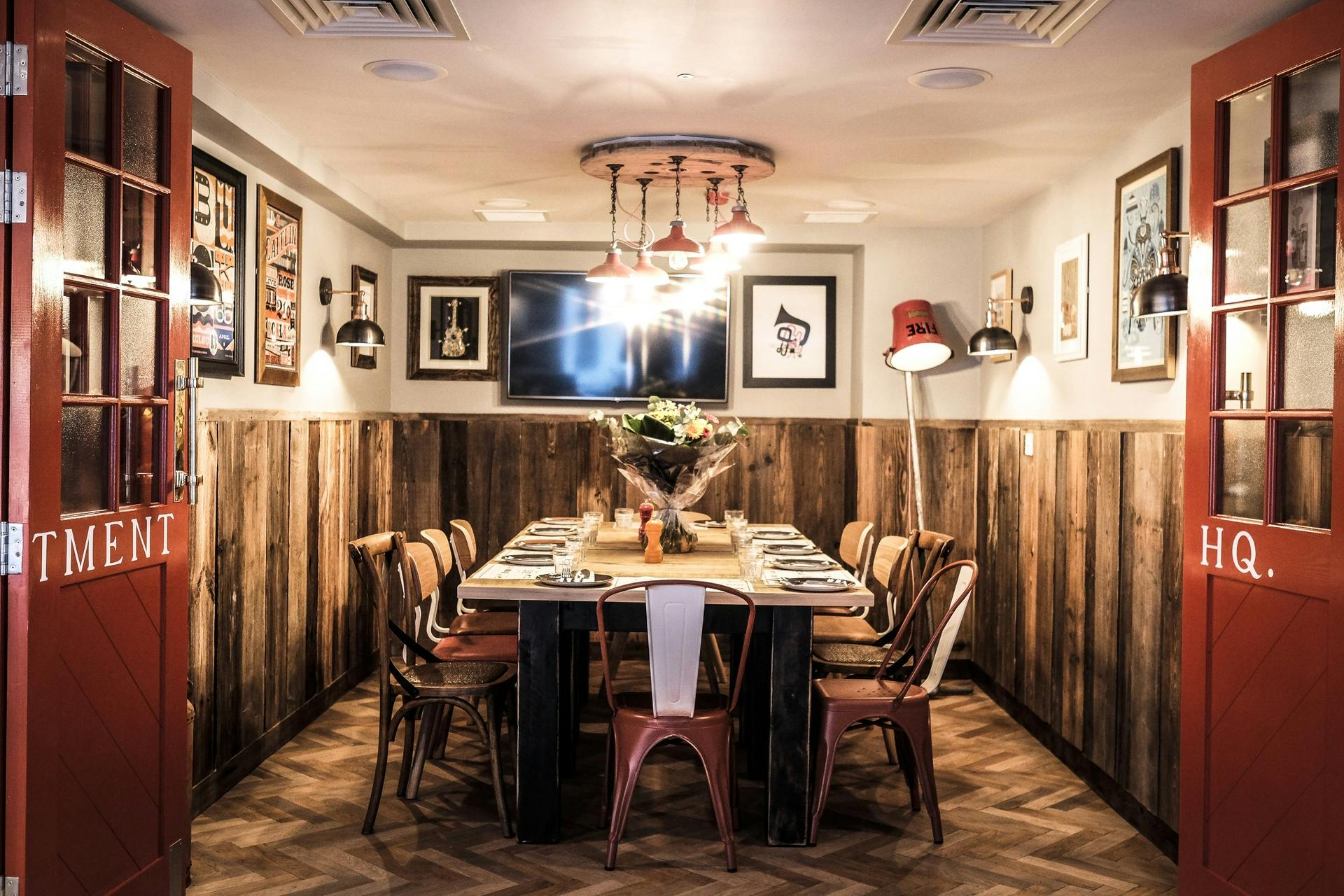 Stylish meeting space with rustic decor, perfect for brainstorming sessions and executive meetings.