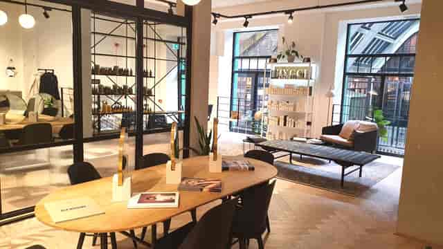 Modern meeting space in SMUK Belgravia, ideal for workshops and brainstorming sessions.