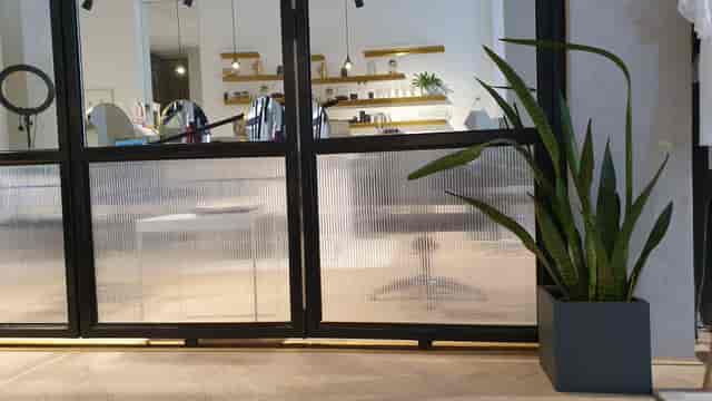 Modern meeting space with glass partitions at SMUK Belgravia for events and gatherings.