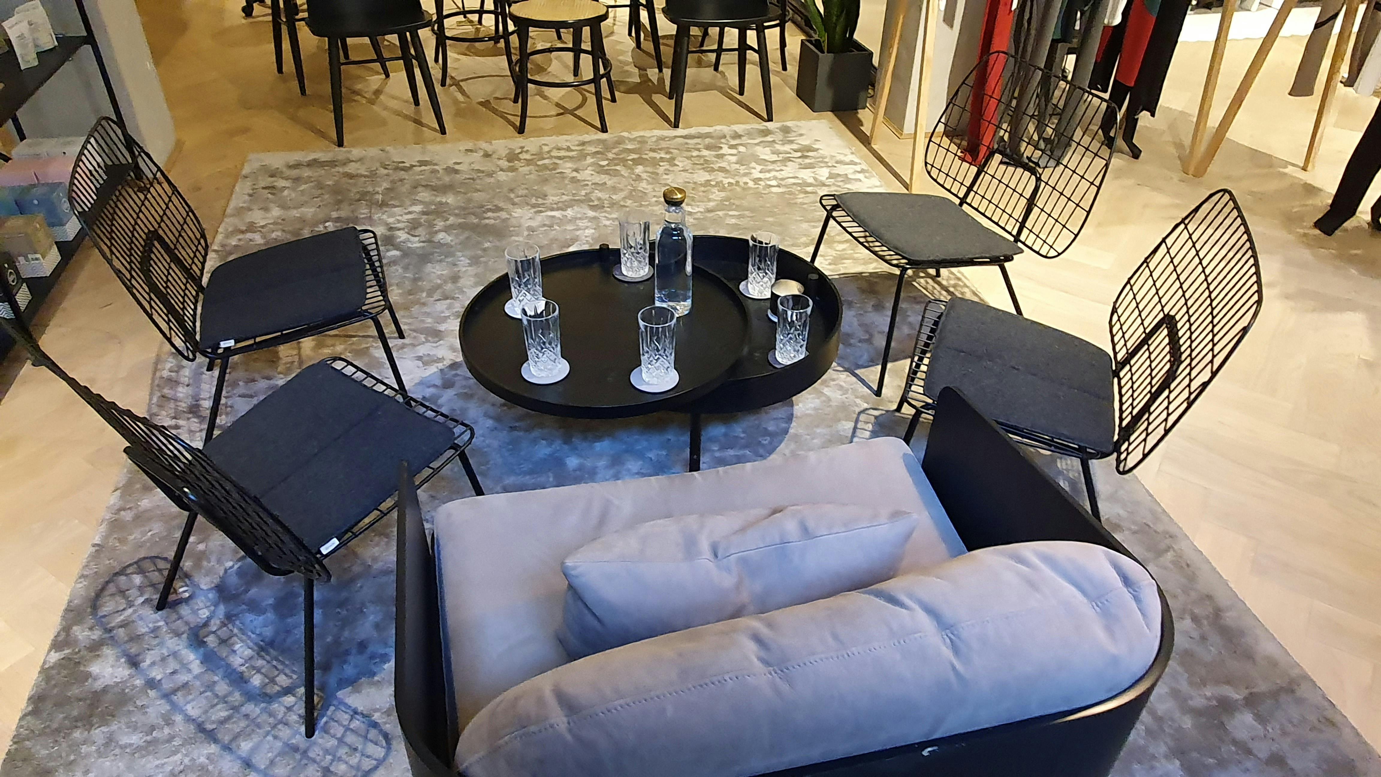 Stylish meeting space in SMUK Belgravia, ideal for informal gatherings and brainstorming.