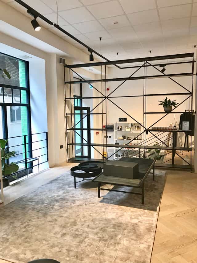 Modern minimalist event space in SMUK Belgravia, ideal for meetings and workshops.