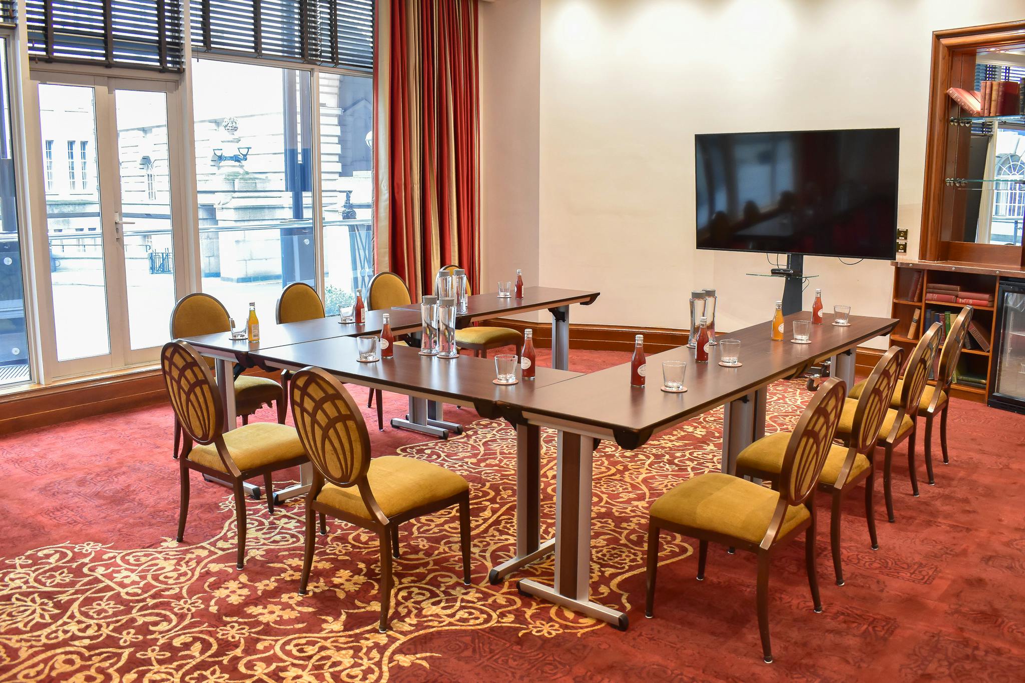 Leaders Bar meeting room at London Marriott, ideal for corporate events and workshops.