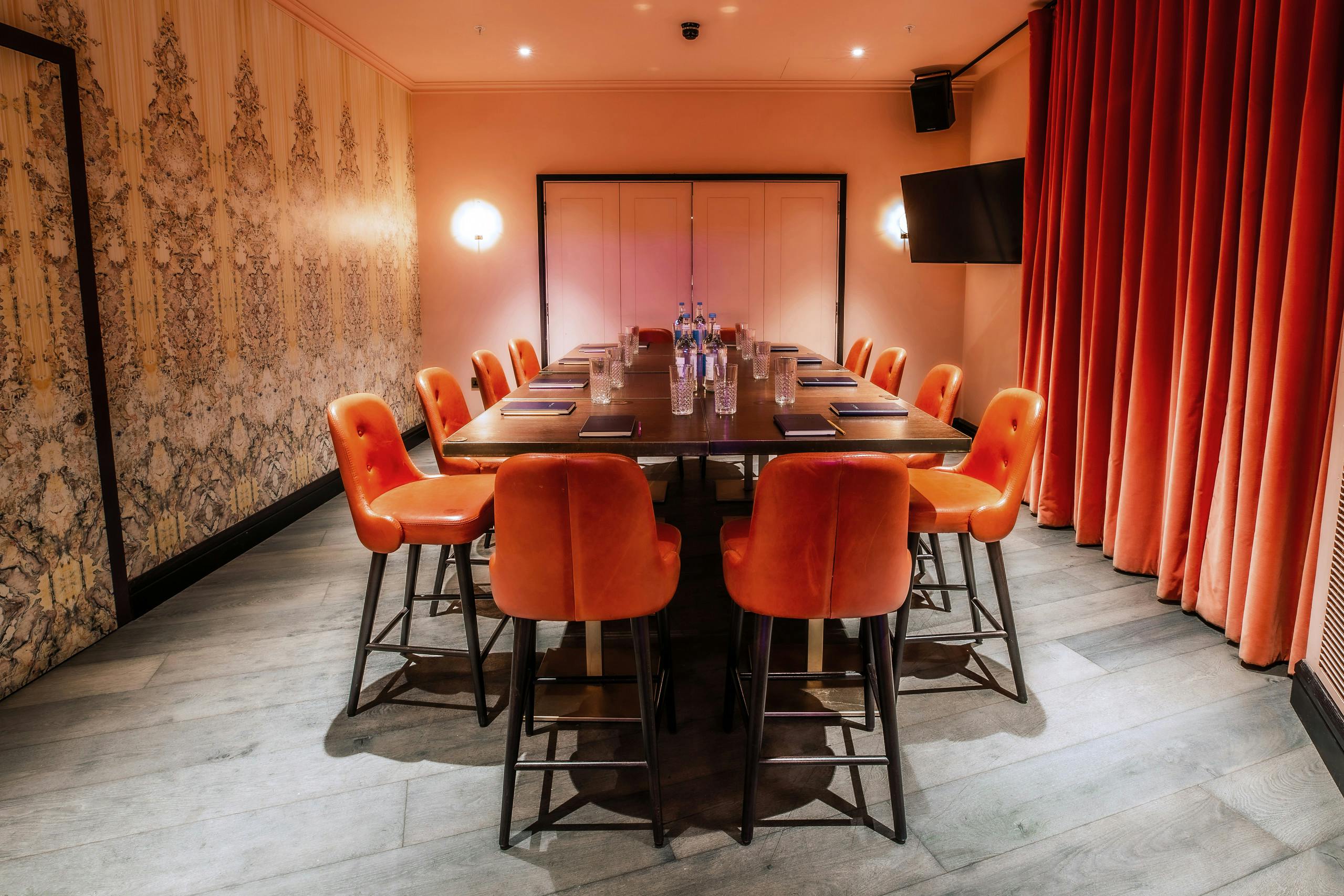 Stylish meeting room with modern furnishings for intimate gatherings at Puttshack Bank.