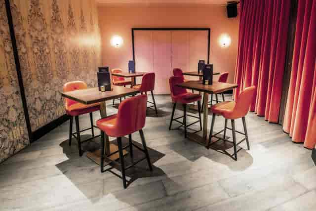 Stylish Rose Private Room at Puttshack Bank, ideal for networking events and gatherings.