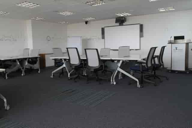Versatile meeting room with ergonomic chairs for workshops and collaborative sessions.