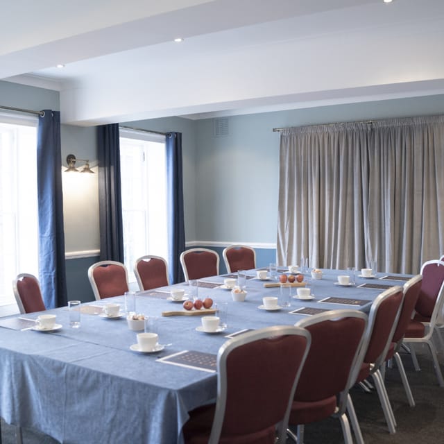 Commodores Room at Linden House: elegant meeting space for corporate events and workshops.