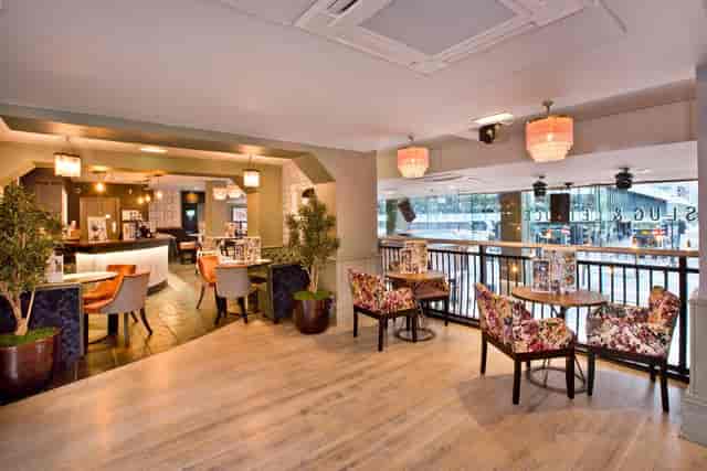 Slug & Lettuce Manchester Mezzanine: Boutique networking venue with flexible seating and bar.