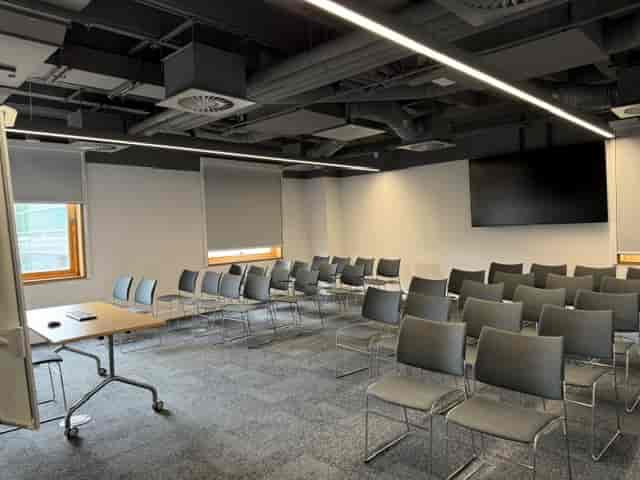 Industrial training room with fixed seating for workshops and professional seminar events.