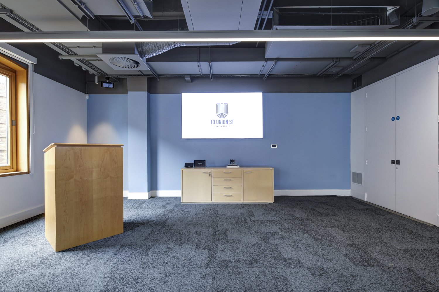 Modern meeting room, projector, lectern, hybrid event - Banner