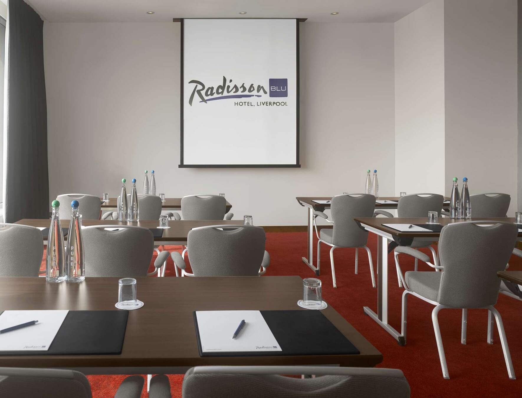 Modern conference room at Kings 2, Radisson Blu, Liverpool for corporate events.