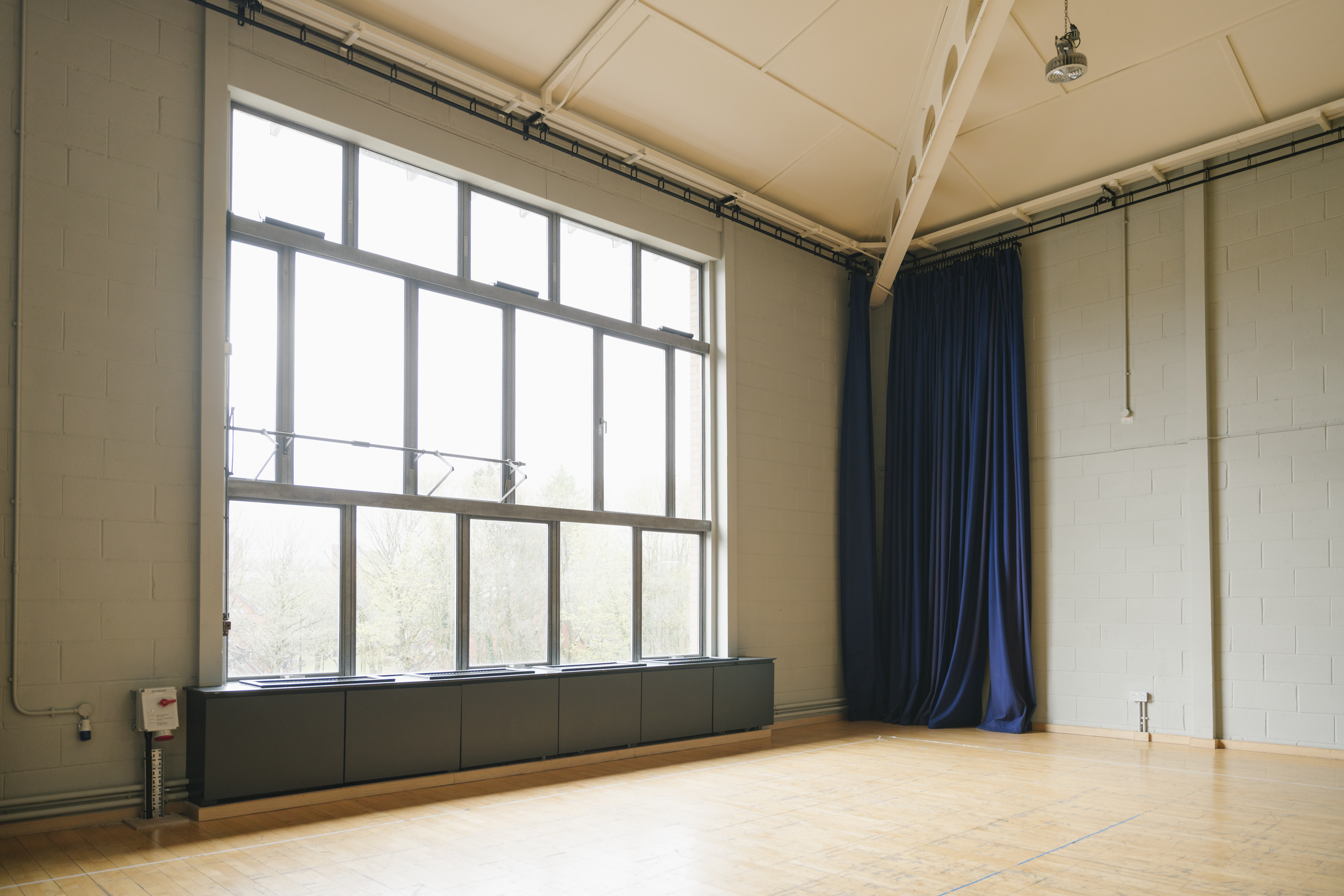 Spacious event space with large windows, ideal for workshops and gatherings. - Banner
