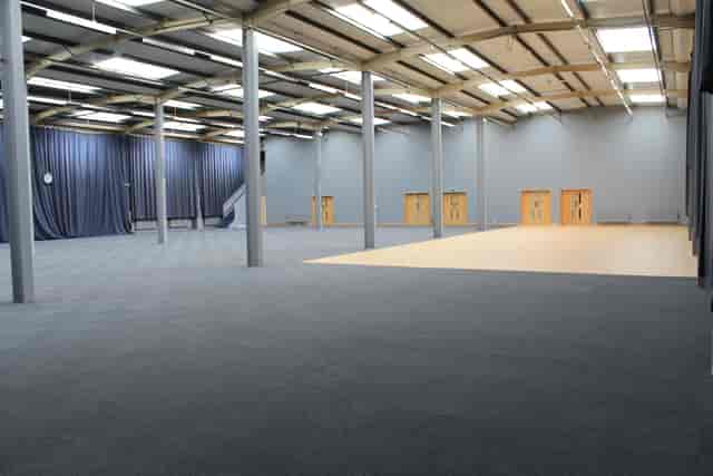 Cotswold Hall in Oxford: spacious event venue with high ceilings for conferences and exhibitions.