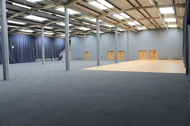 Cotswold Hall in Oxford: spacious event venue with high ceilings for conferences and exhibitions.