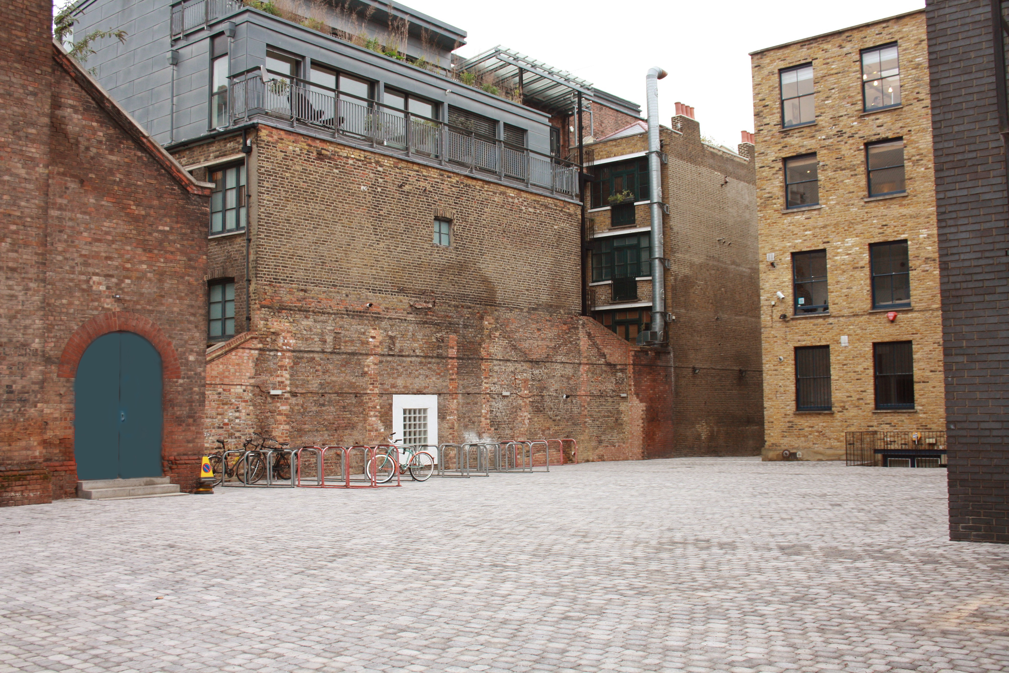 Courtyard in Shoreditch Electric: charming cobblestone venue for events and gatherings. - Banner