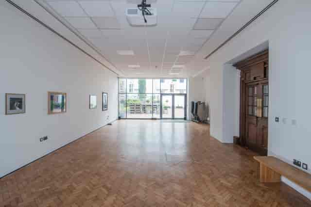 Spacious lecture theatre with natural light, ideal for meetings and workshops.
