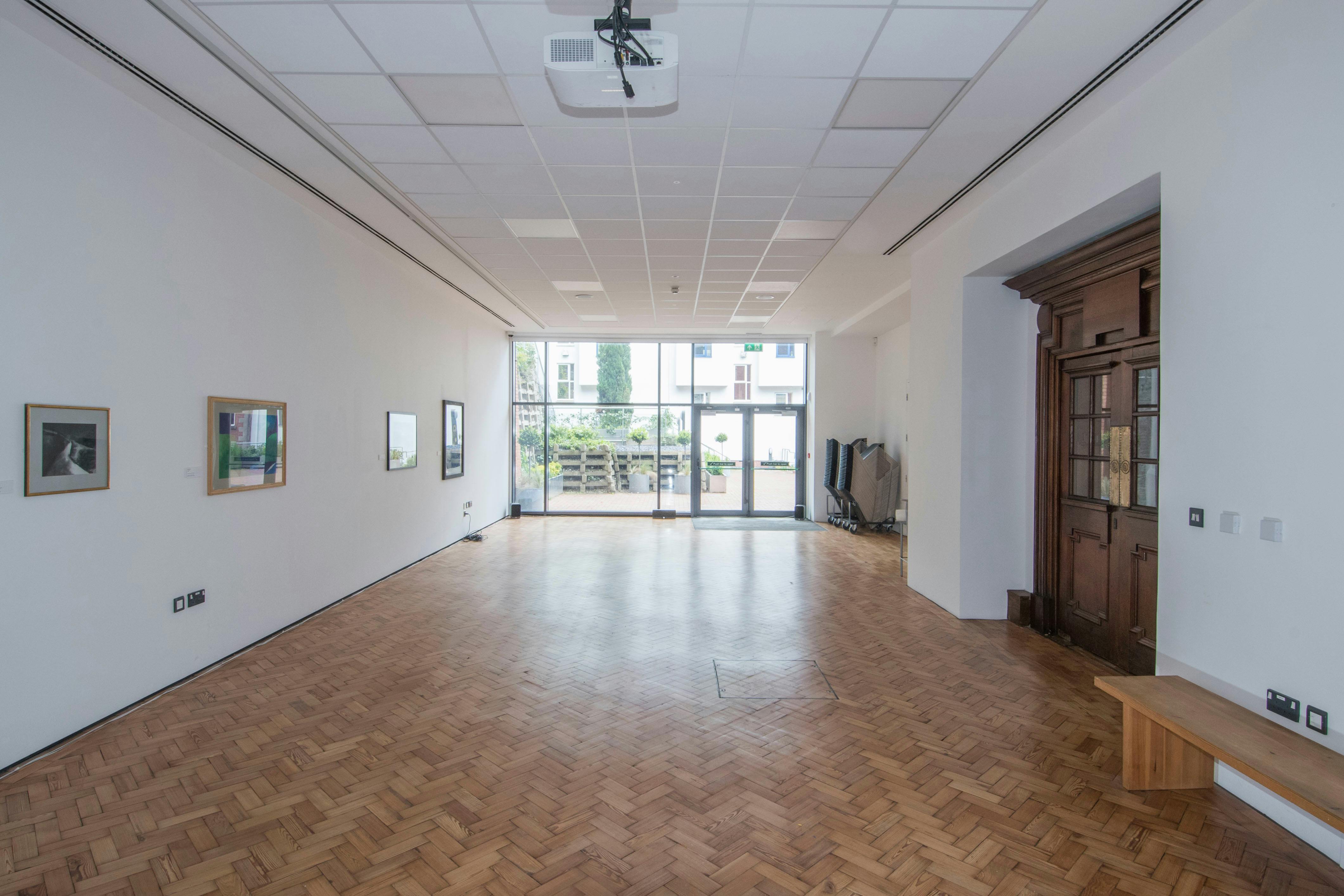 Spacious lecture theatre with natural light, ideal for meetings and art exhibitions.