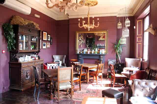 Intimate Gin Lounge with vintage decor, ideal for gatherings and meetings.
