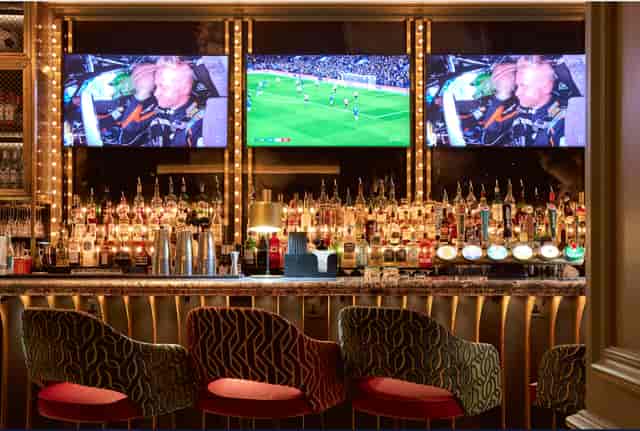 SOUND Sports Bar with large screens, ideal for sports events and casual gatherings.