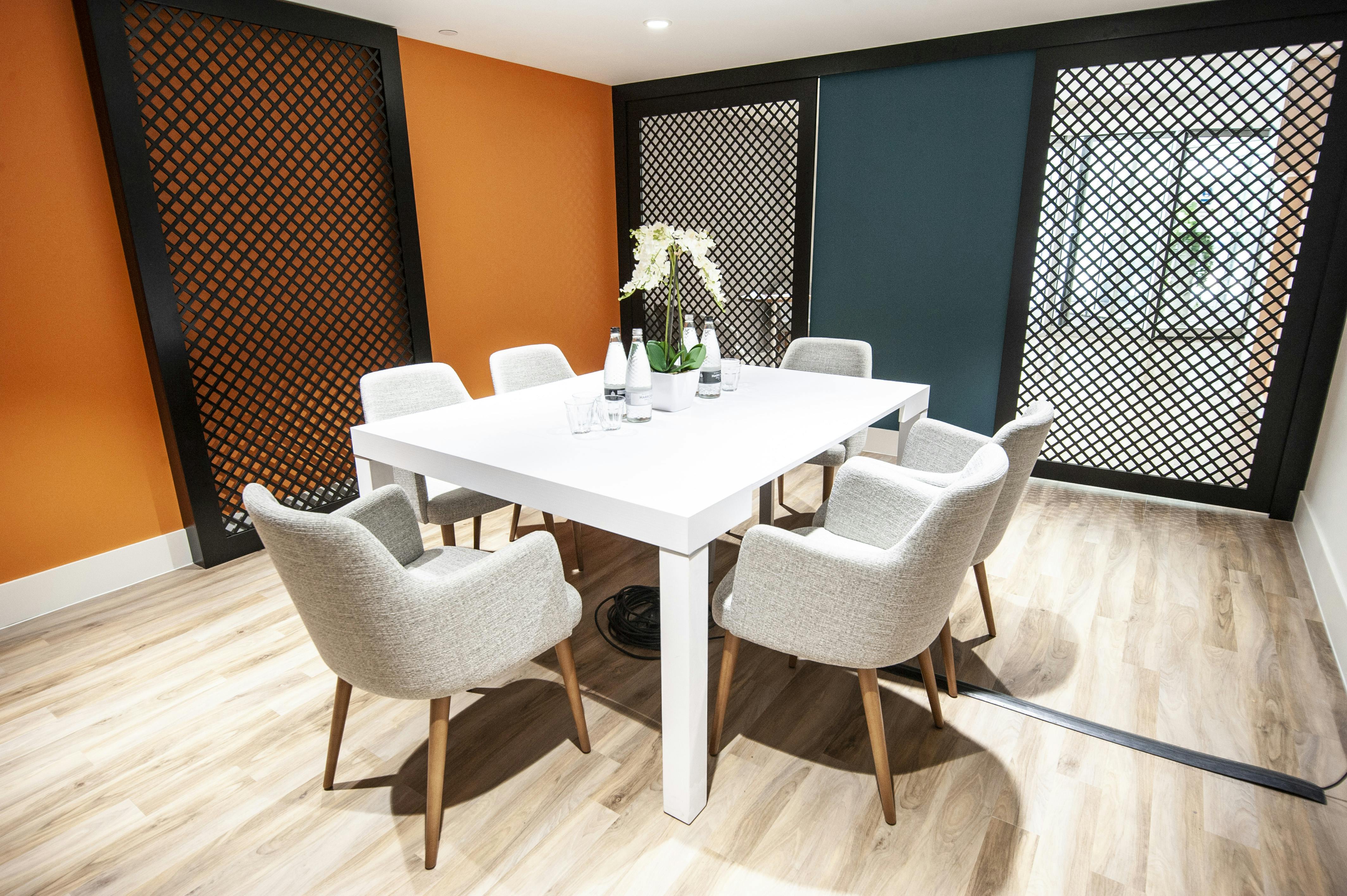 Modern pop-up meeting room at Holiday Inn Kensington, ideal for intimate gatherings.