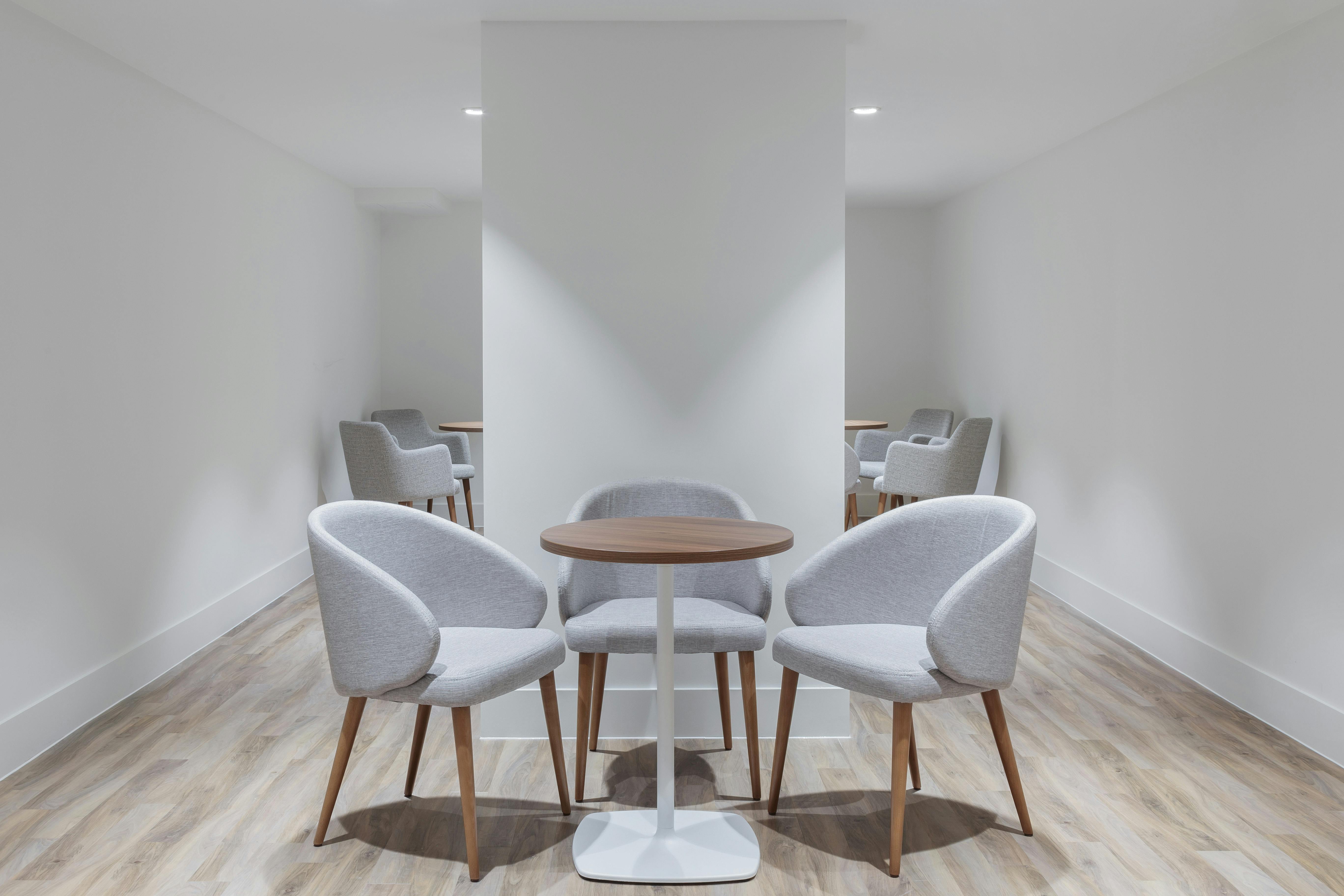 Modern pop-up meeting room at Holiday Inn Kensington, ideal for intimate gatherings.