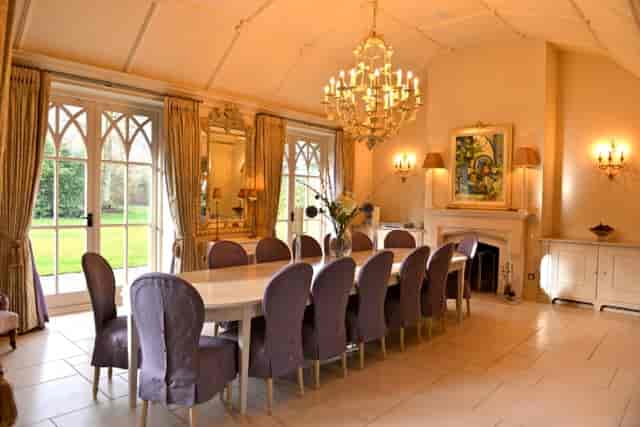 Elegant reception hall with chandelier, ideal for meetings and exclusive events.