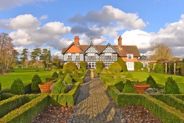 Stunning Foxlea Manor gardens, perfect for weddings and outdoor events.