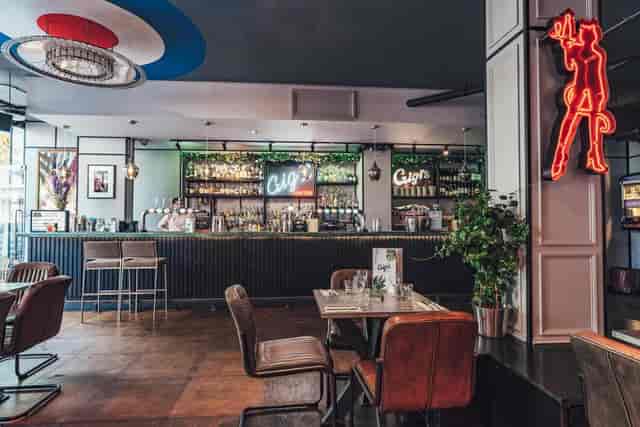 Stylish bar at Hoxton Underbelly, perfect for networking events and social gatherings.