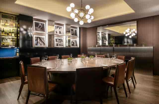 Private dining room in Sette with round table, ideal for corporate events and intimate meetings.