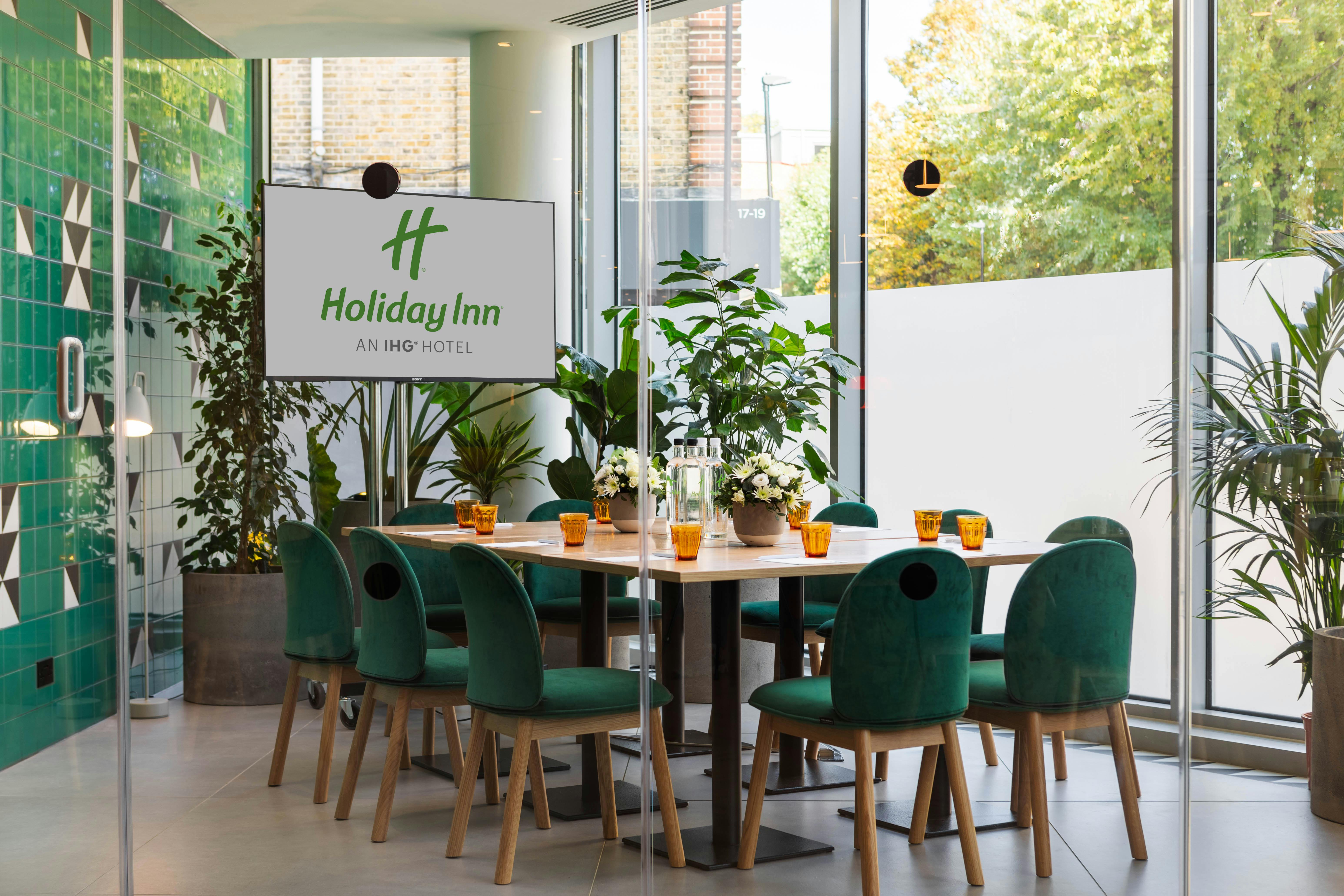 Modern meeting space in Holiday Inn London Whitechapel, ideal for events and collaboration.