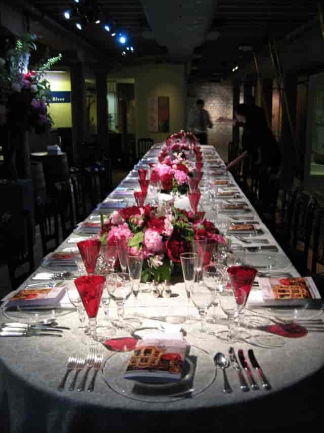 London museum dinner event, elegant table, flowers