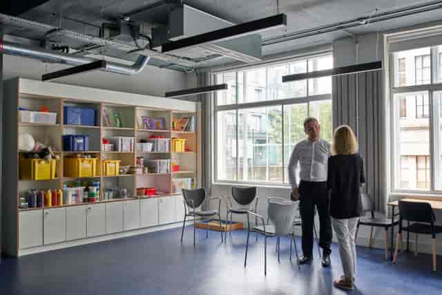 Modern training room with natural light, ideal for workshops and collaborative sessions.