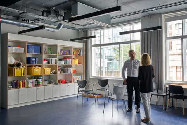 Modern training room with natural light, ideal for workshops and collaborative sessions.