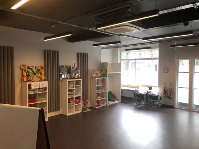 Versatile training room with natural light, ideal for workshops and brainstorming sessions.