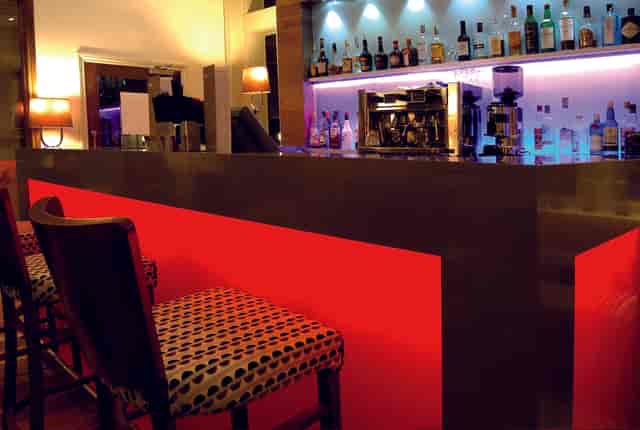 Sleek bar setup in Thistle Bloomsbury Park for networking events and cocktail receptions.