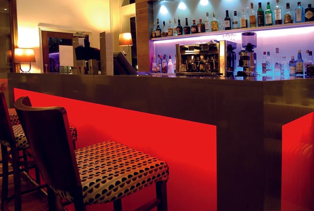 Sleek bar setup in Thistle Bloomsbury Park for networking events and cocktail receptions.