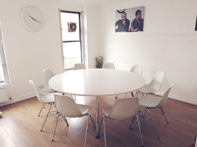 Modern meeting space with round table, ideal for team workshops and brainstorming sessions.